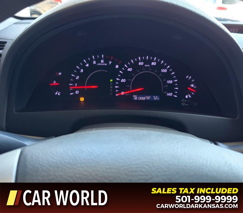 Toyota Camry Vehicle Full-screen Gallery Image 17