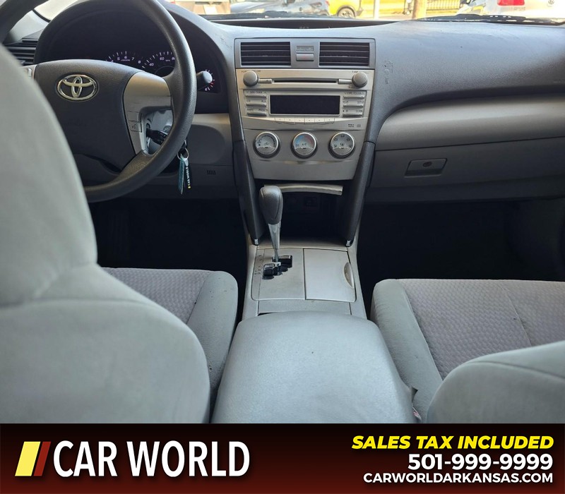 Toyota Camry Vehicle Full-screen Gallery Image 18