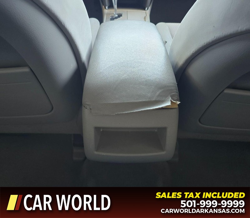 Toyota Camry Vehicle Full-screen Gallery Image 19