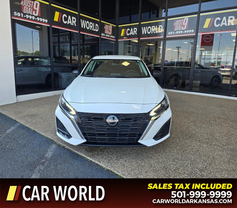 Nissan Altima Vehicle Full-screen Gallery Image 2