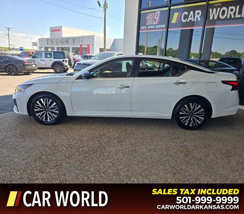 Nissan Altima Vehicle Full-screen Gallery Image 4