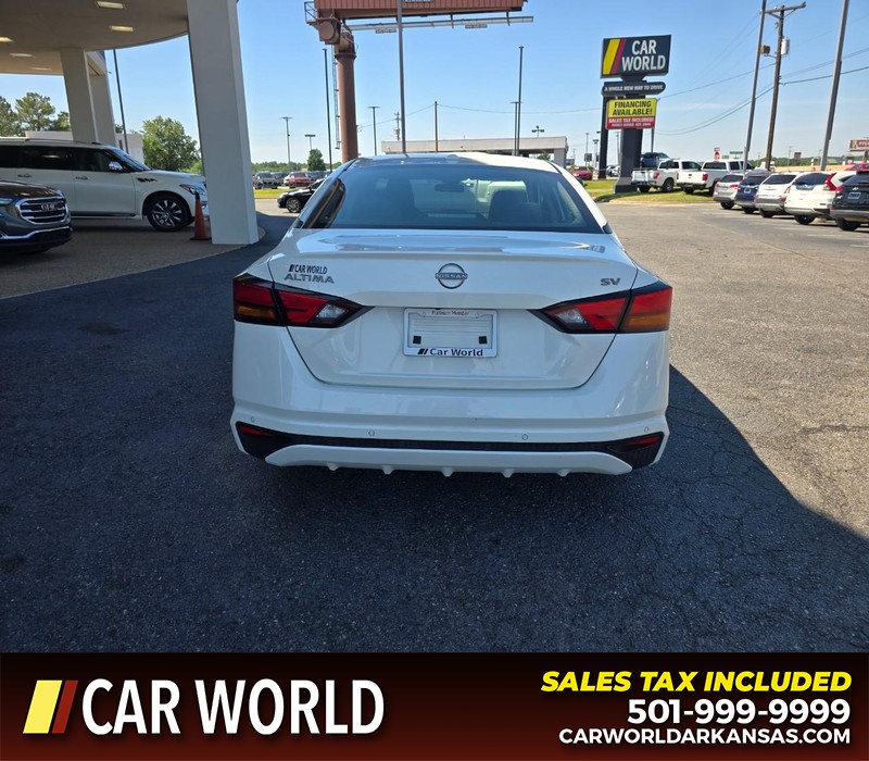 Nissan Altima Vehicle Full-screen Gallery Image 5