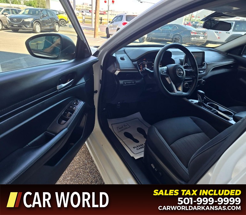 Nissan Altima Vehicle Full-screen Gallery Image 7