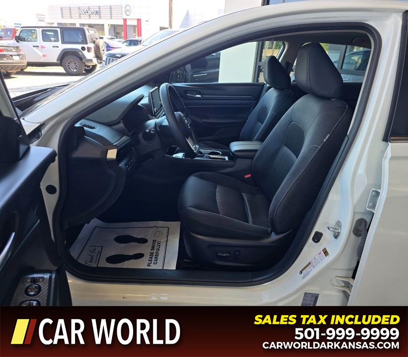 Nissan Altima Vehicle Full-screen Gallery Image 8