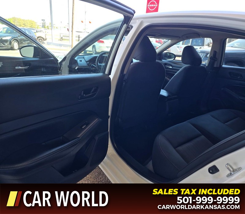 Nissan Altima Vehicle Full-screen Gallery Image 9