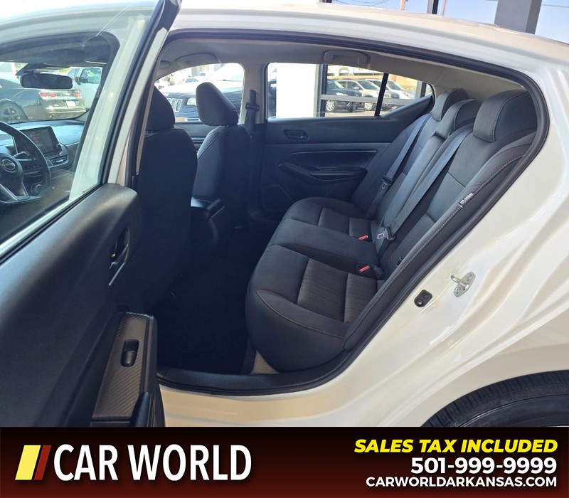 Nissan Altima Vehicle Full-screen Gallery Image 11