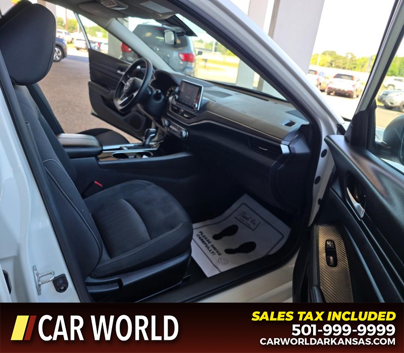 Nissan Altima Vehicle Full-screen Gallery Image 12