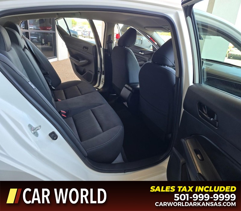 Nissan Altima Vehicle Full-screen Gallery Image 13