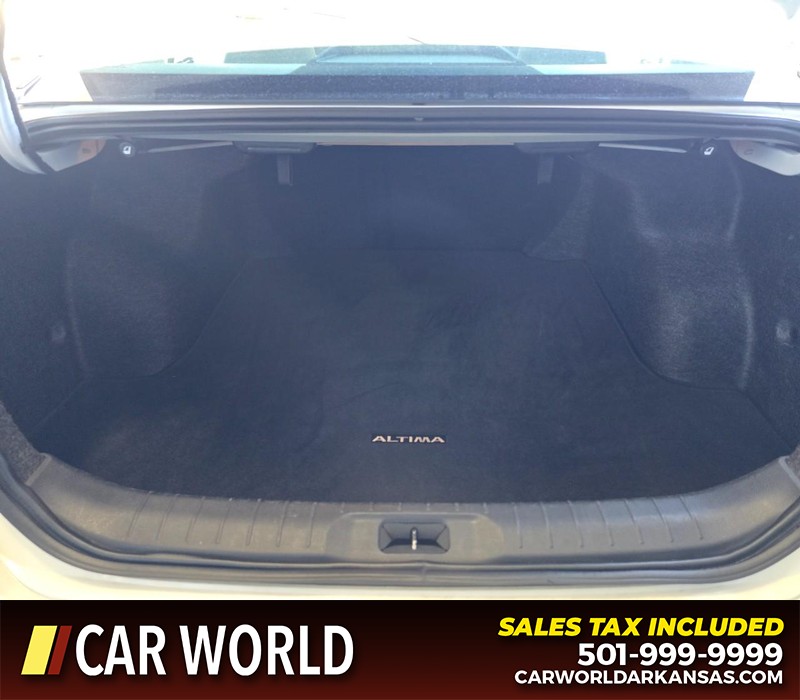 Nissan Altima Vehicle Full-screen Gallery Image 14