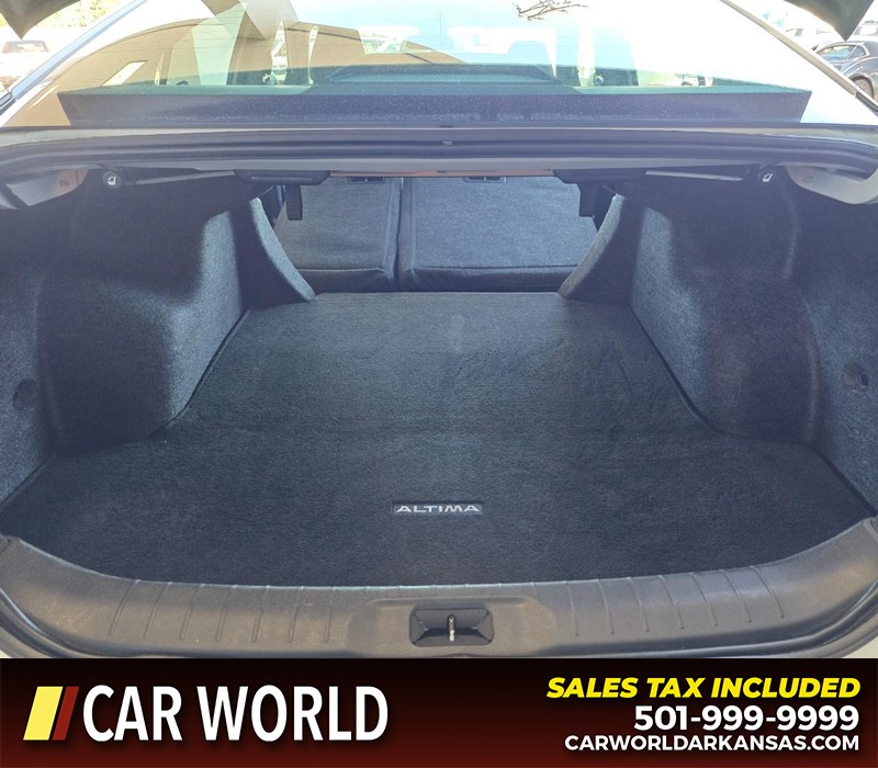 Nissan Altima Vehicle Full-screen Gallery Image 15