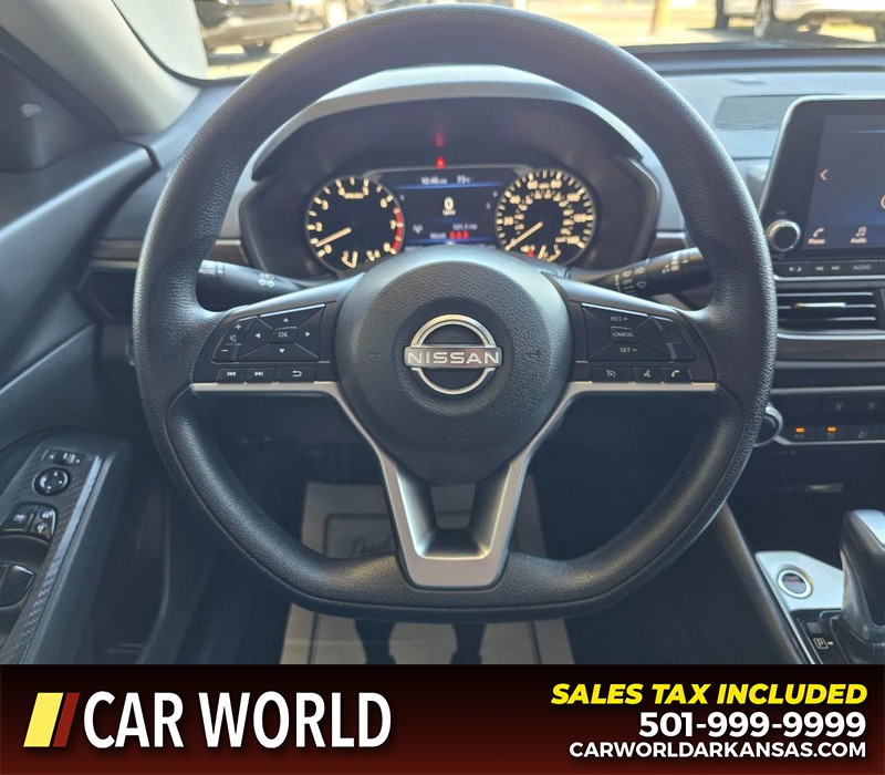 Nissan Altima Vehicle Full-screen Gallery Image 16