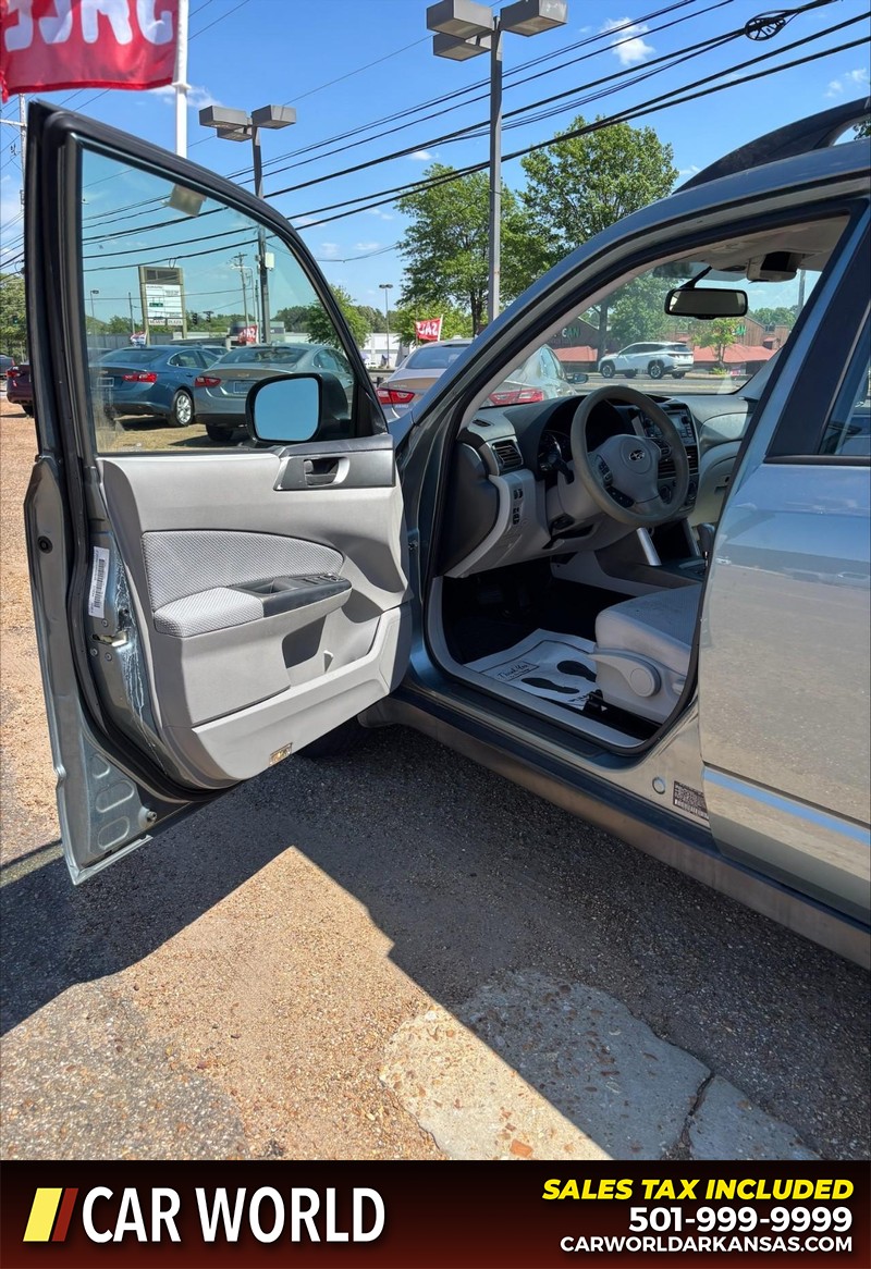 Subaru Forester Vehicle Full-screen Gallery Image 12