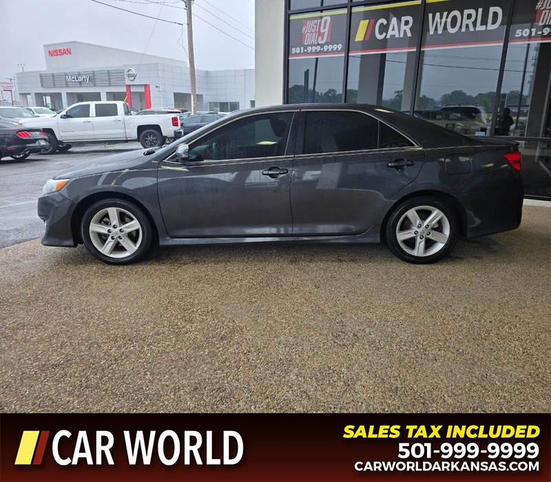 Toyota Camry Vehicle Full-screen Gallery Image 4