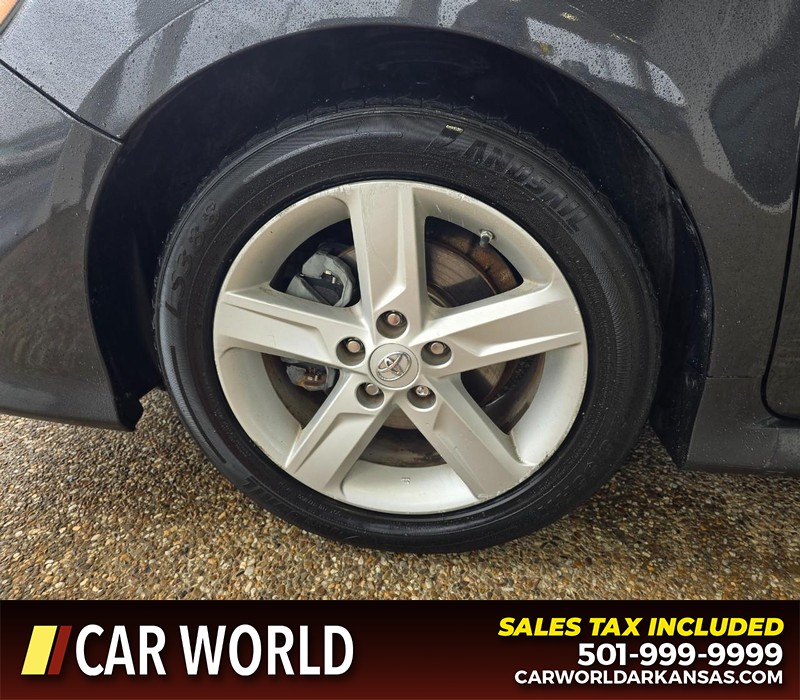 Toyota Camry Vehicle Full-screen Gallery Image 6