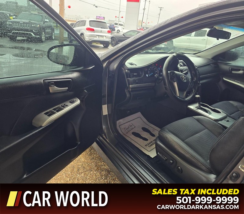 Toyota Camry Vehicle Full-screen Gallery Image 7