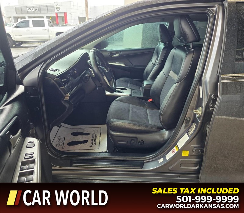 Toyota Camry Vehicle Full-screen Gallery Image 8