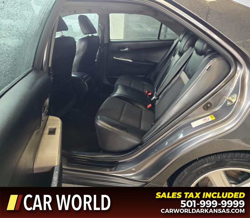 Toyota Camry Vehicle Full-screen Gallery Image 10