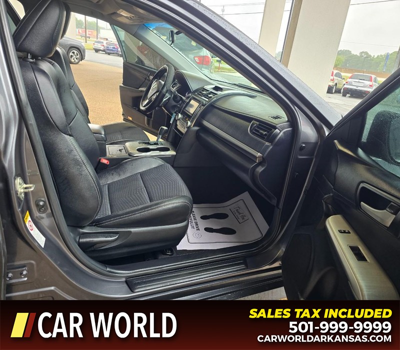 Toyota Camry Vehicle Full-screen Gallery Image 11