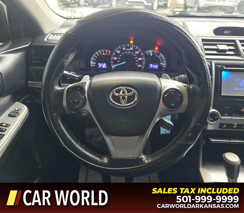 Toyota Camry Vehicle Full-screen Gallery Image 15