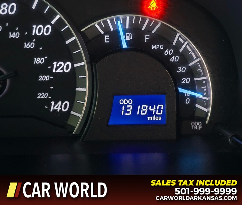 Toyota Camry Vehicle Full-screen Gallery Image 16