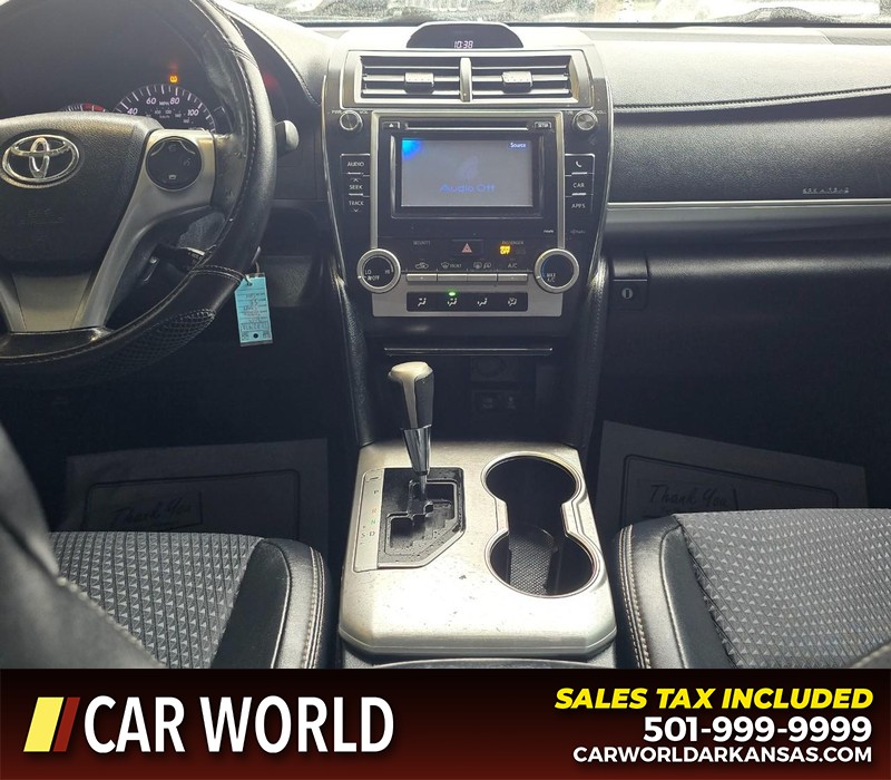 Toyota Camry Vehicle Full-screen Gallery Image 18