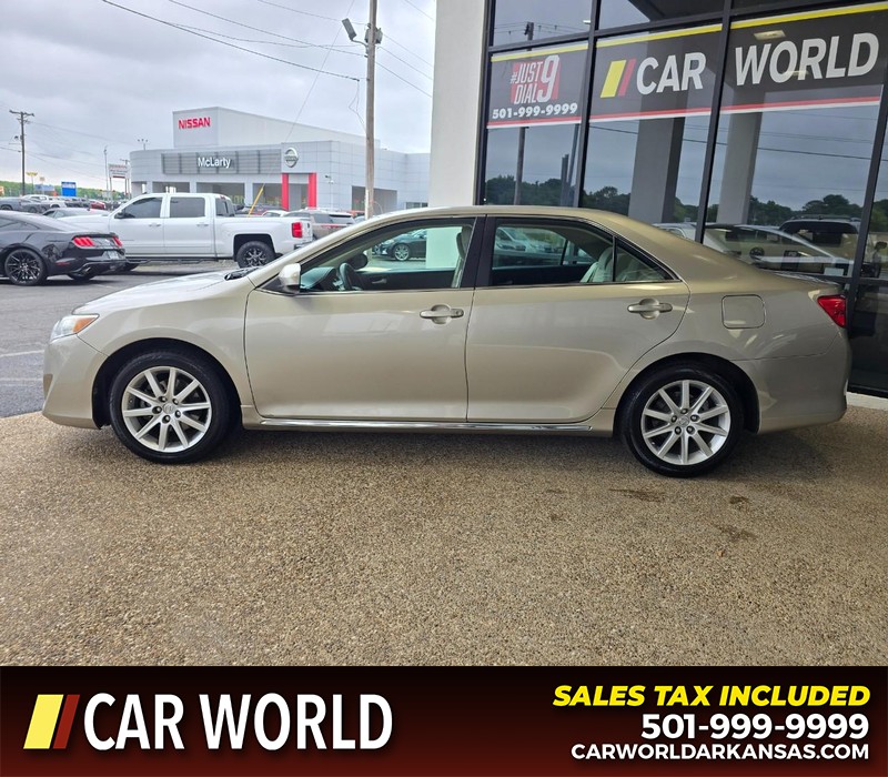 Toyota Camry Vehicle Full-screen Gallery Image 4