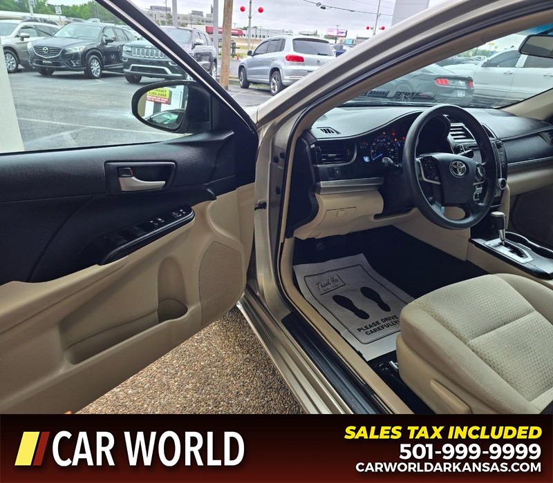 Toyota Camry Vehicle Full-screen Gallery Image 7