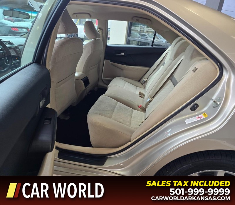 Toyota Camry Vehicle Full-screen Gallery Image 10