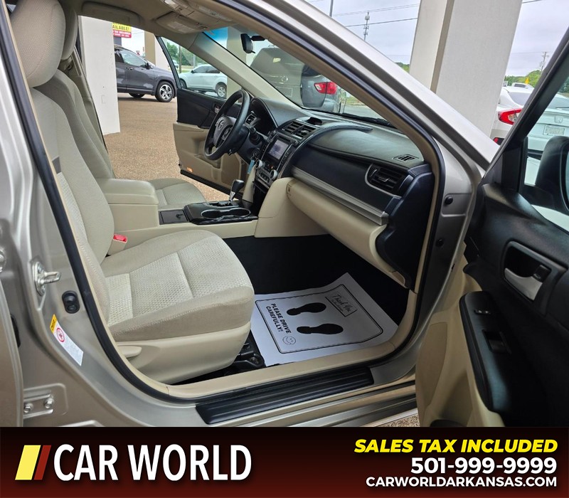 Toyota Camry Vehicle Full-screen Gallery Image 11