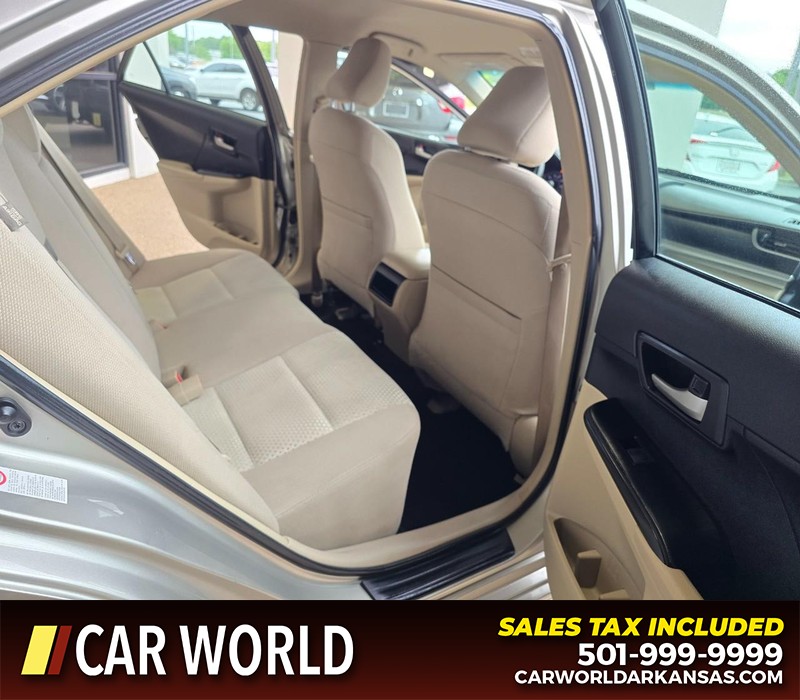 Toyota Camry Vehicle Full-screen Gallery Image 12