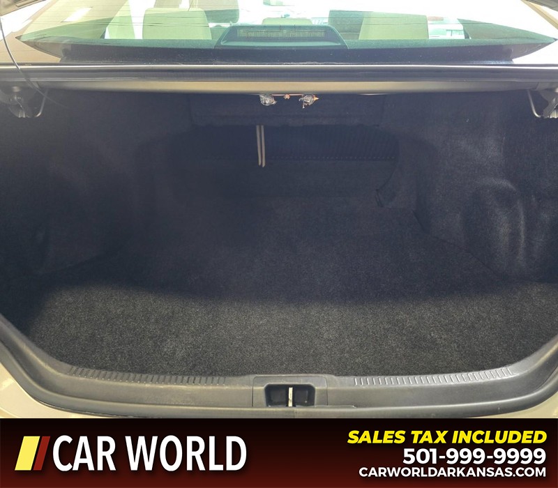 Toyota Camry Vehicle Full-screen Gallery Image 13