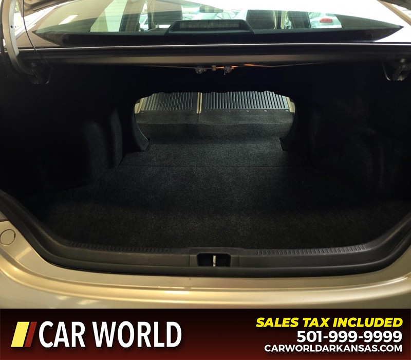 Toyota Camry Vehicle Full-screen Gallery Image 14