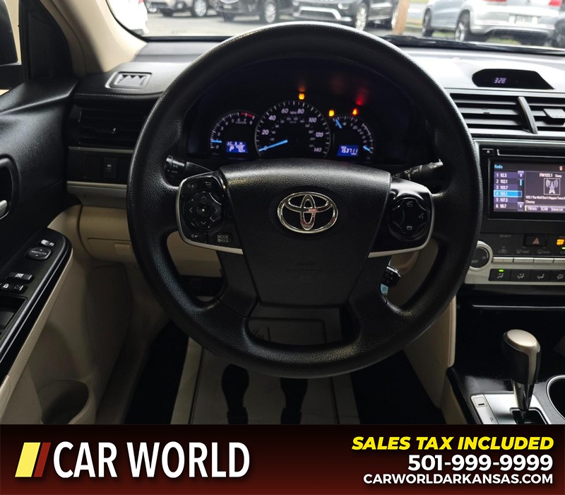 Toyota Camry Vehicle Full-screen Gallery Image 15