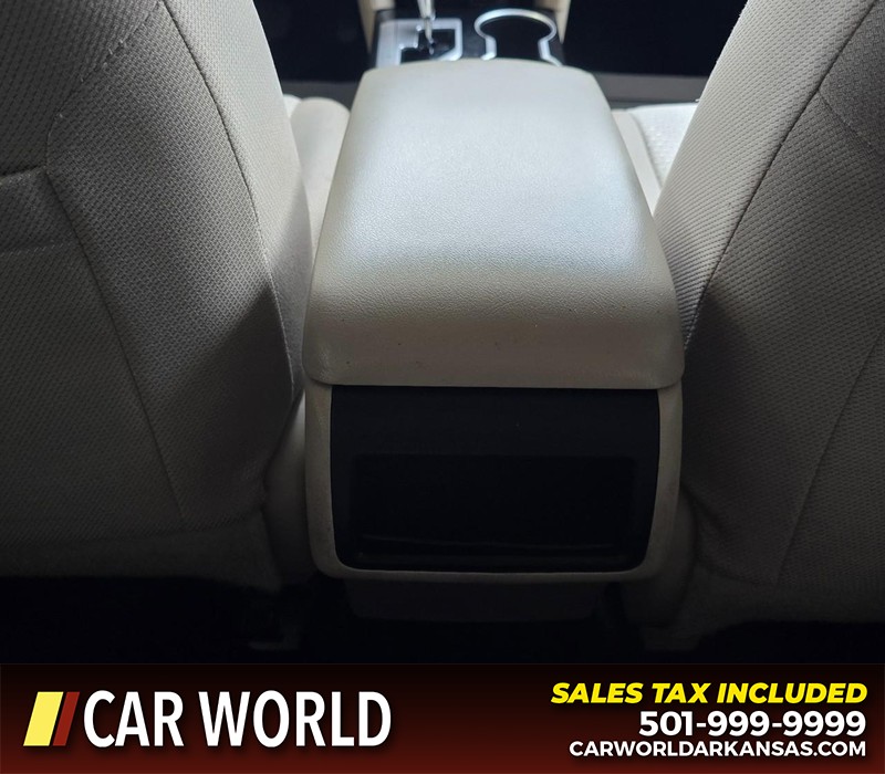 Toyota Camry Vehicle Full-screen Gallery Image 20