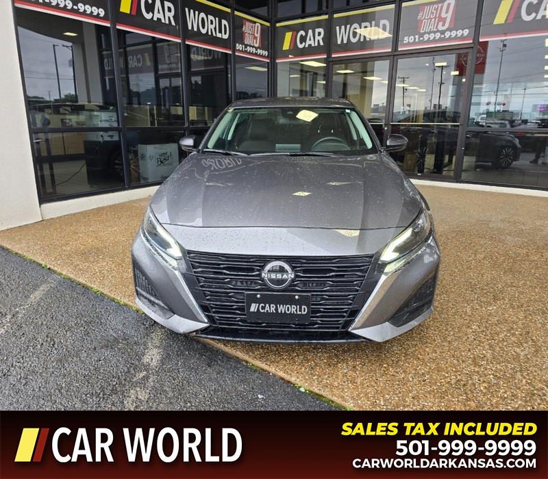 Nissan Altima Vehicle Full-screen Gallery Image 2