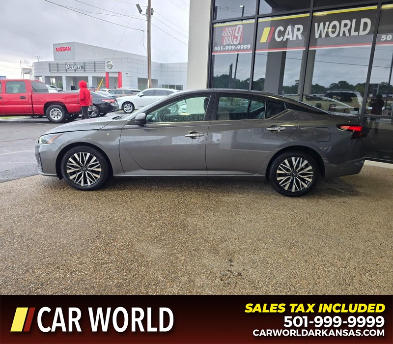 Nissan Altima Vehicle Full-screen Gallery Image 4