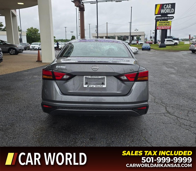 Nissan Altima Vehicle Full-screen Gallery Image 5