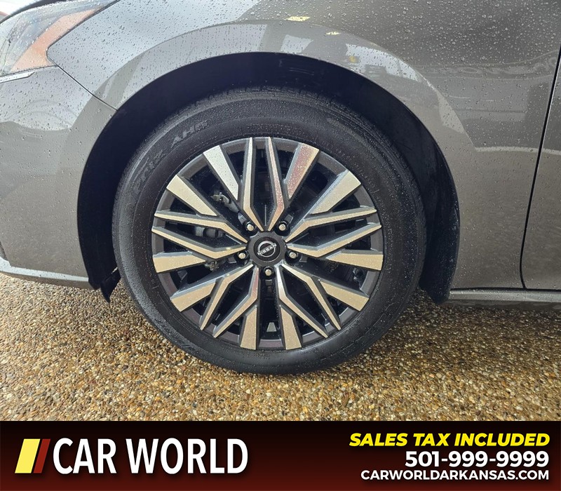 Nissan Altima Vehicle Full-screen Gallery Image 6