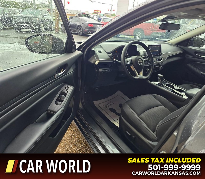 Nissan Altima Vehicle Full-screen Gallery Image 7
