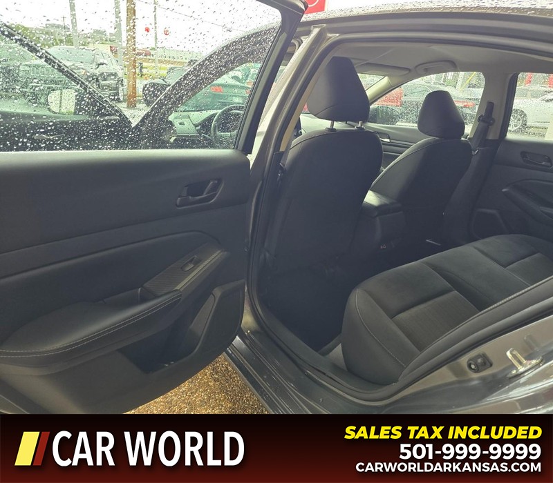 Nissan Altima Vehicle Full-screen Gallery Image 9