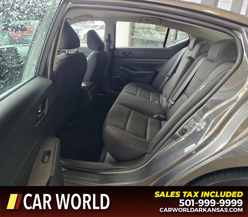 Nissan Altima Vehicle Full-screen Gallery Image 10