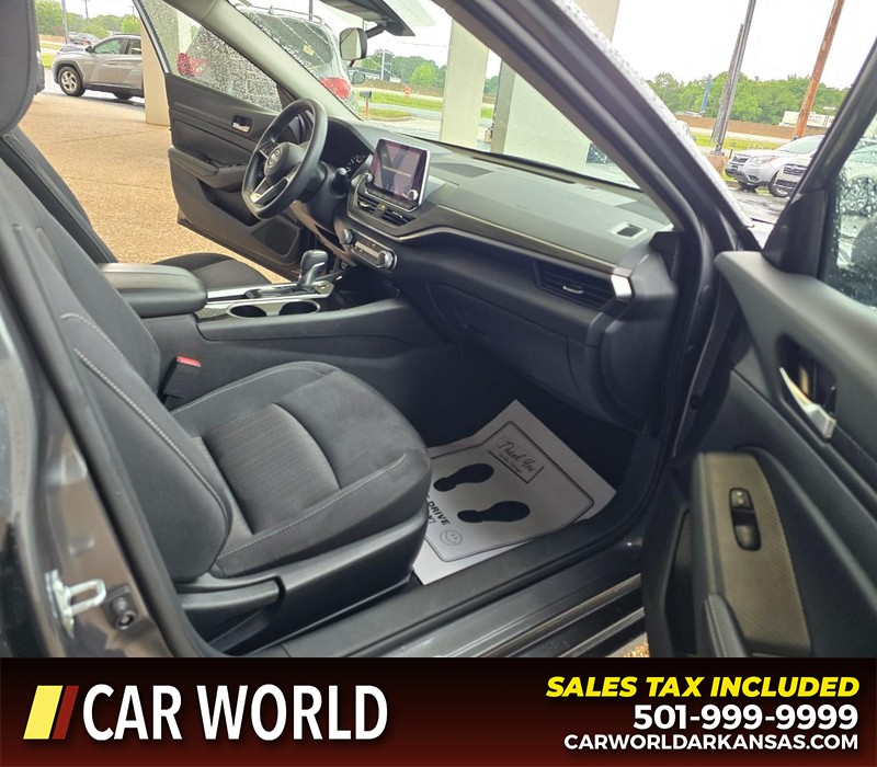 Nissan Altima Vehicle Full-screen Gallery Image 11