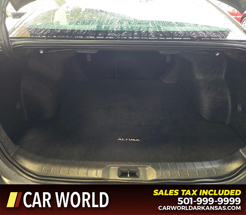 Nissan Altima Vehicle Full-screen Gallery Image 13