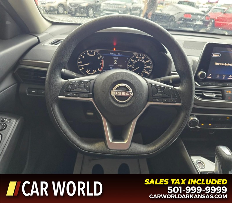 Nissan Altima Vehicle Full-screen Gallery Image 15