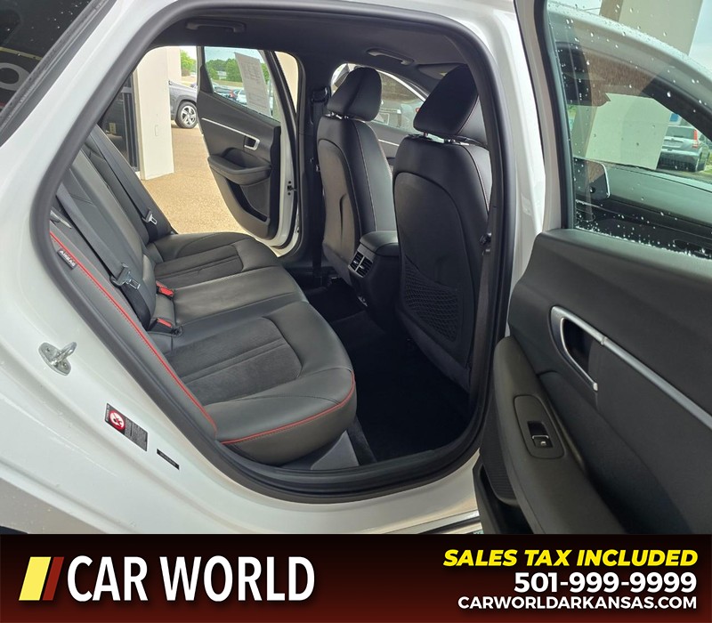 Hyundai Sonata Vehicle Full-screen Gallery Image 12
