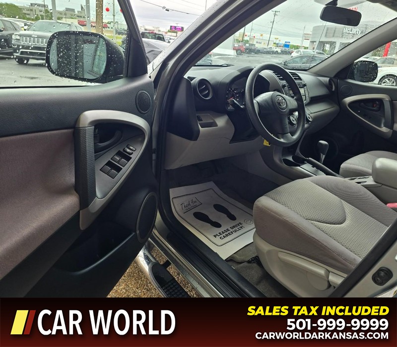 Toyota RAV4 Vehicle Full-screen Gallery Image 7