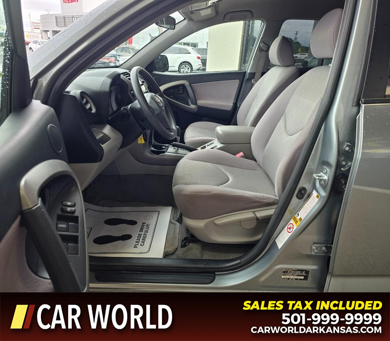 Toyota RAV4 Vehicle Full-screen Gallery Image 8
