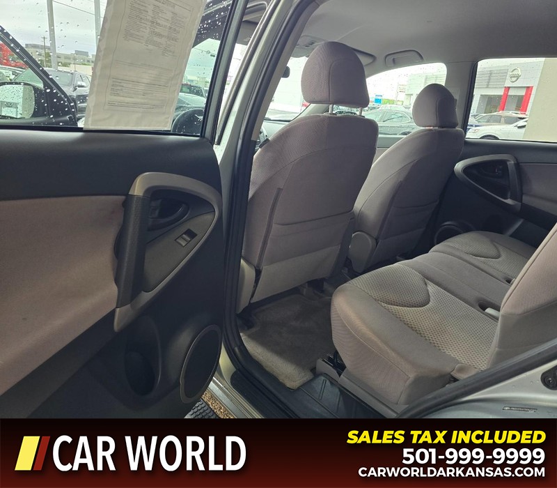 Toyota RAV4 Vehicle Full-screen Gallery Image 9