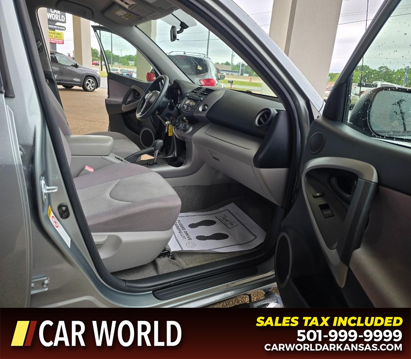 Toyota RAV4 Vehicle Full-screen Gallery Image 11