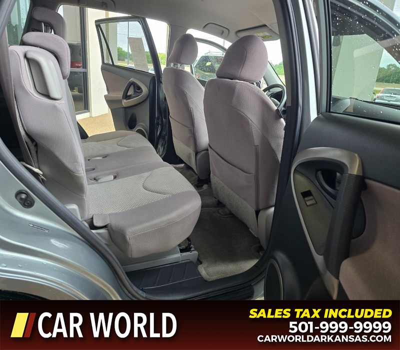 Toyota RAV4 Vehicle Full-screen Gallery Image 12